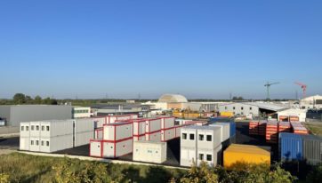 Containerdepot mit vielen Containertypen gelagert