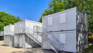 Mehrere gestapelte Bürocontainer von Mobilbox in Braunau, verbunden durch Außentreppen.