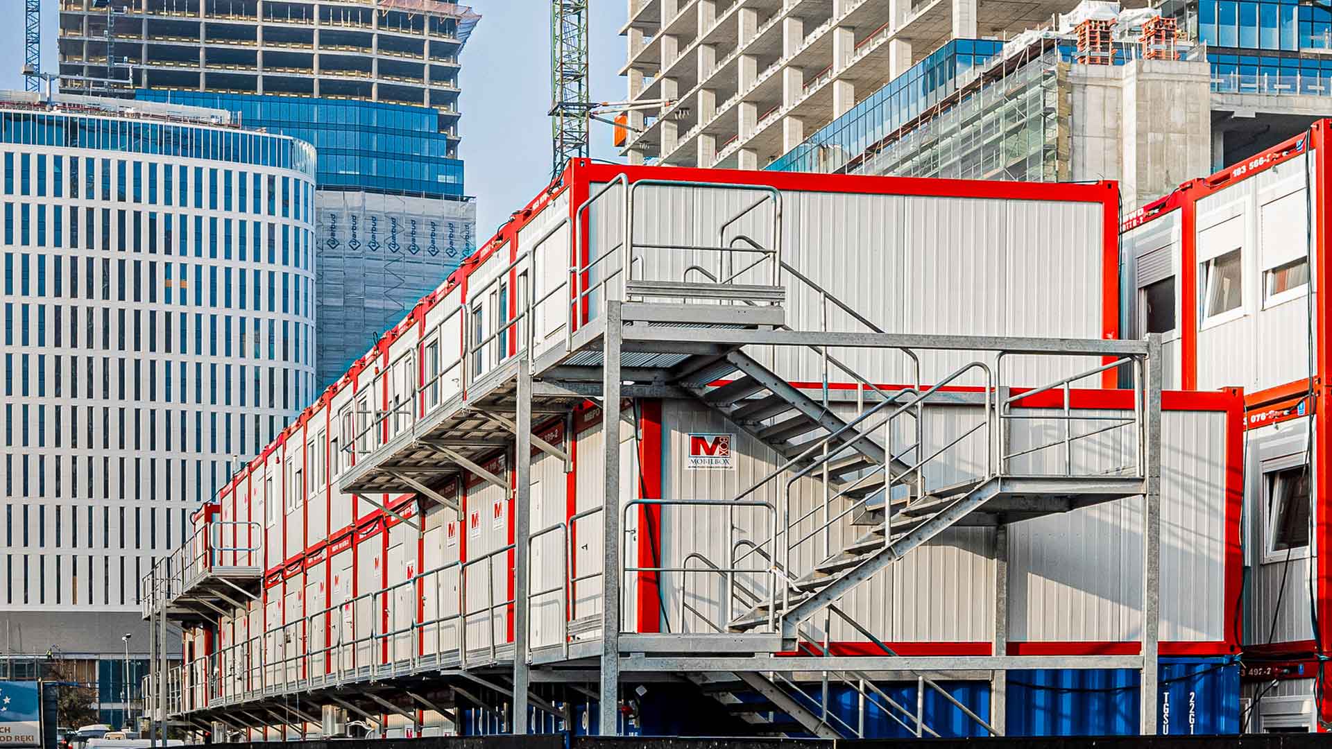 container mieten auf einer baustelle mit außentreppe.