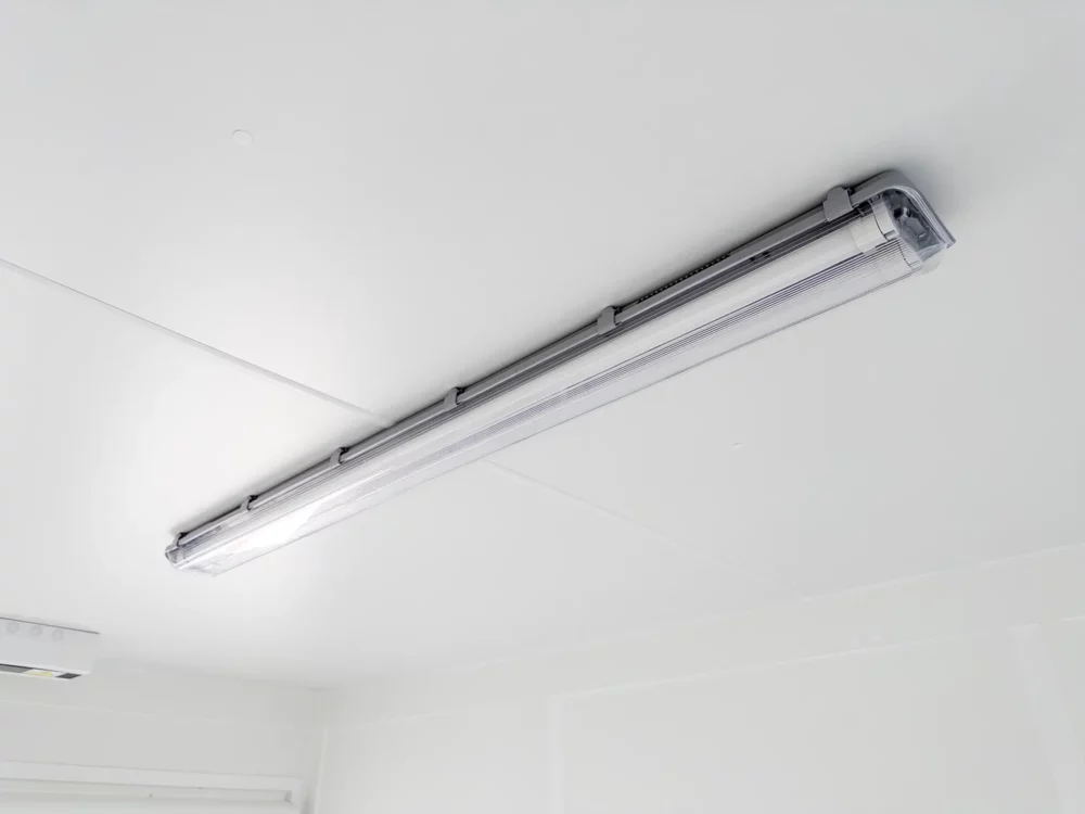 sparsame led-beleuchtung in einem miet-bürocontainer.