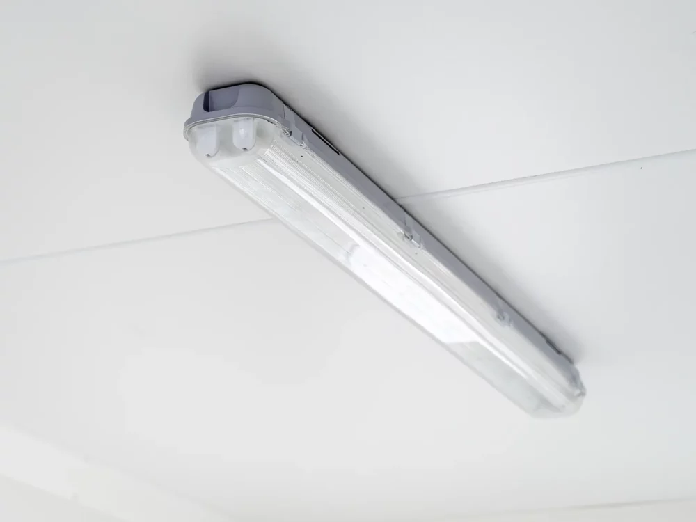 LED Deckenleuchte in einem Mannschaftscontainer