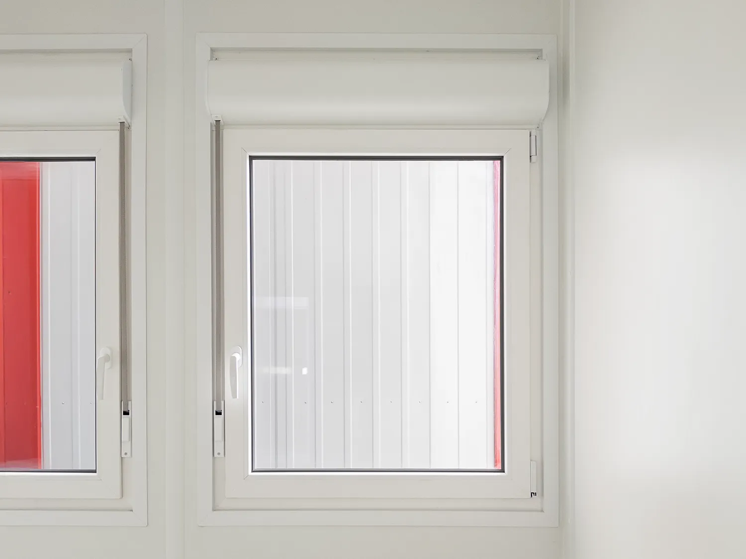 Standardfenster eines Mannschaftscontainer mit Aussenrollladen mit Gurtzug.