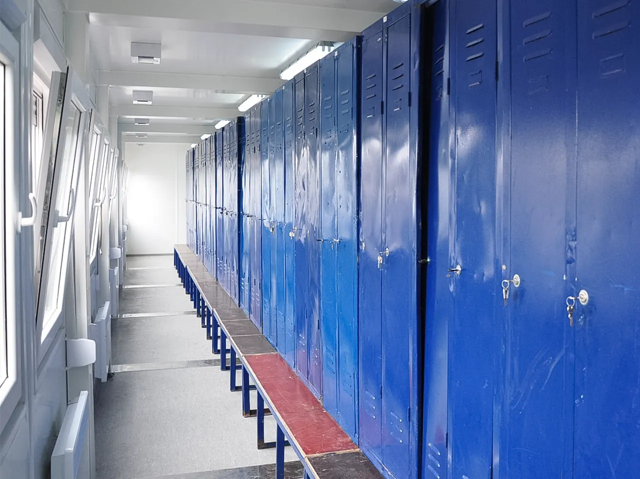 umkleideraum aus mannschaftscontainern mit spinden als garderobe auf baustellen.