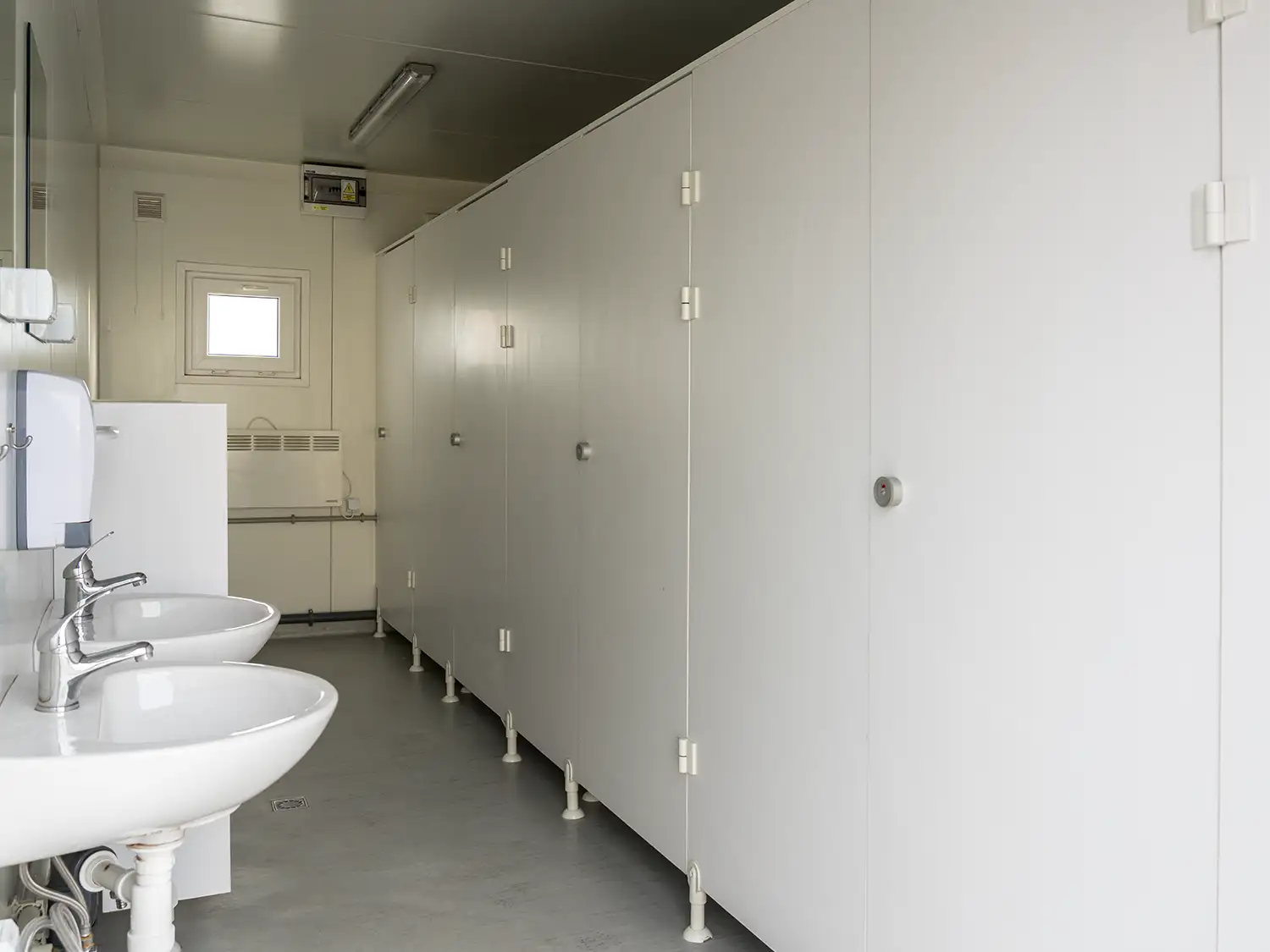 WC-Kabinen in einem Sanitär- bzw. WC-Container zur Miete.