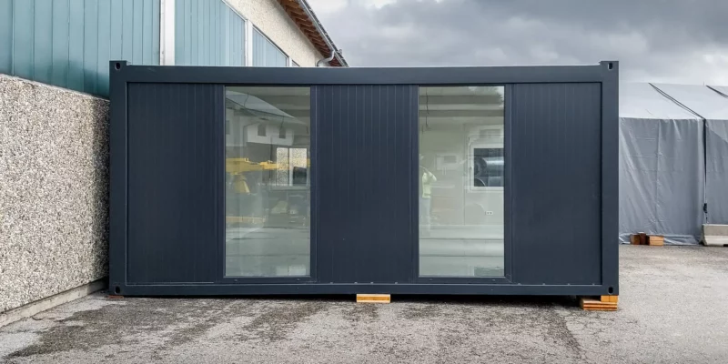 Bürocontainer nach OIB-Richtlinie 6 ausgeführt in anthrazitgrauer Lackierung RAL 7016 und großen Panorafenstern.