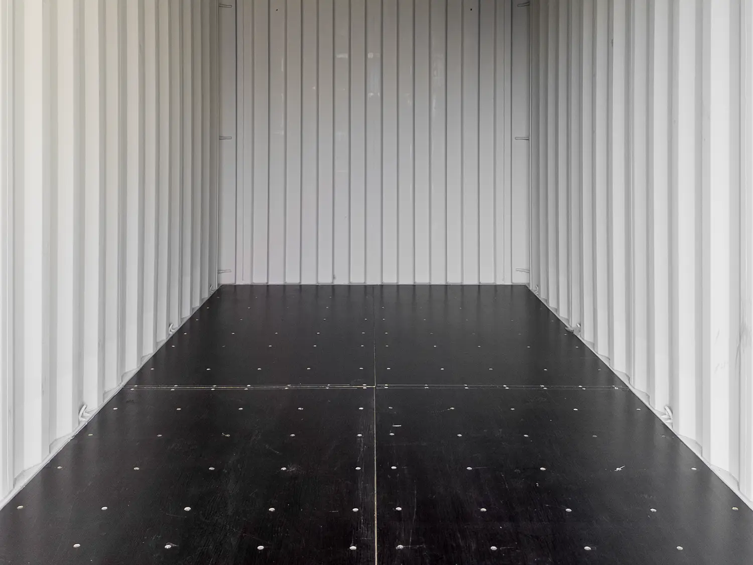 Innenaufnahme eines Mietcontainer als Lagercontainer mit Blick auf den Schichtholzplatten-Boden.