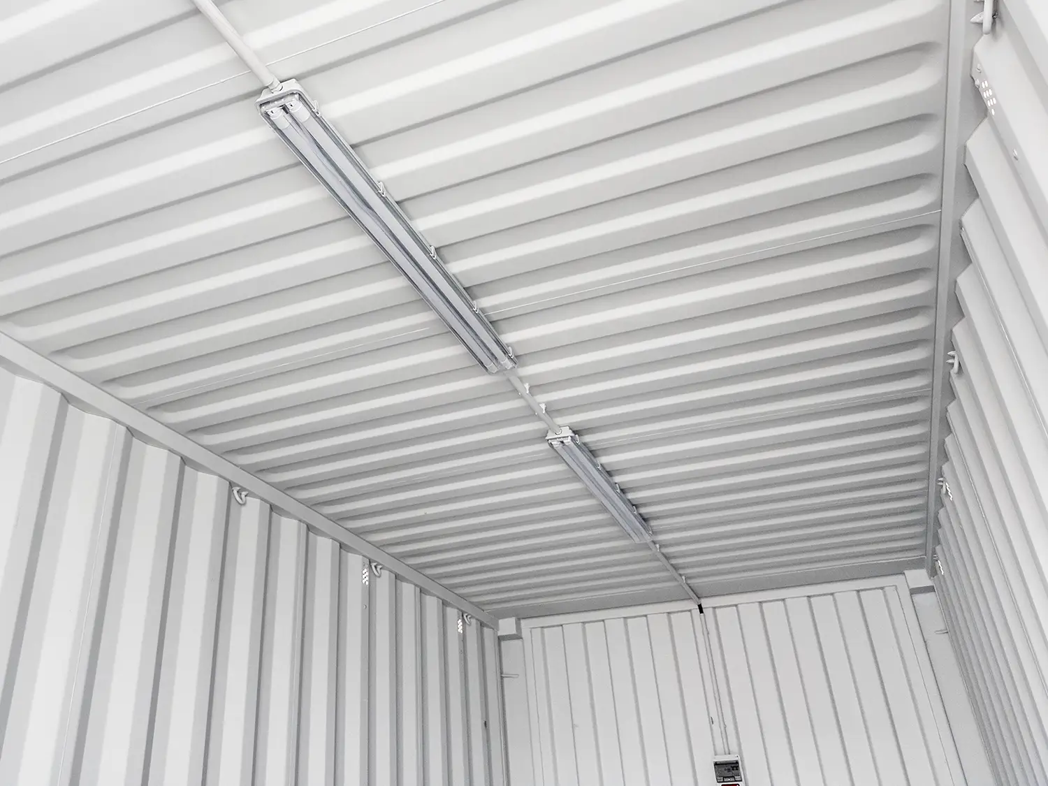 Innenaufnahme eines Lagercontainers der zur Miete steht inkl. Elektropaket mit Ausstattungen wie Leuchten sowie Steckdose.