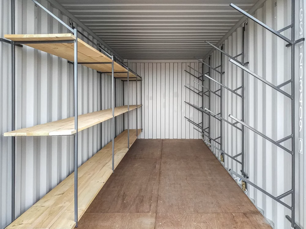 Innenansicht eines geöffneten Lagercontainer, mit zusätzlich mietbaren Regalsystemen.
