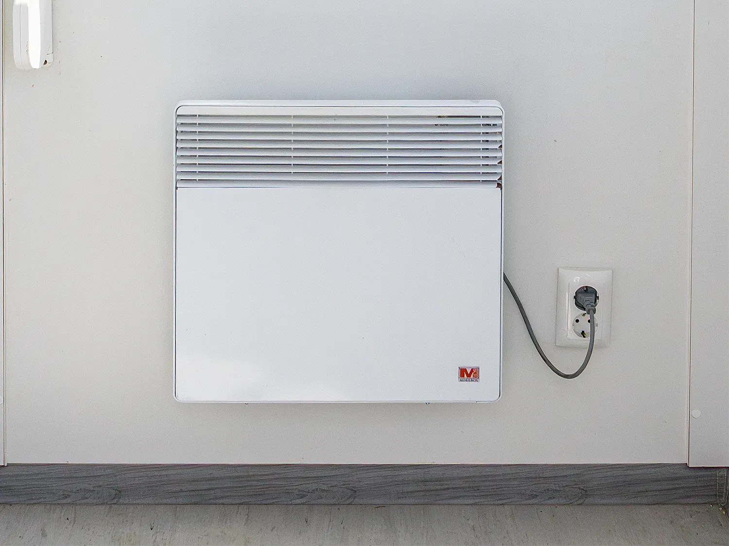Foto eines kleines Heizkörpers als elektrischer 500W Konvektor für den Portiercontainer.