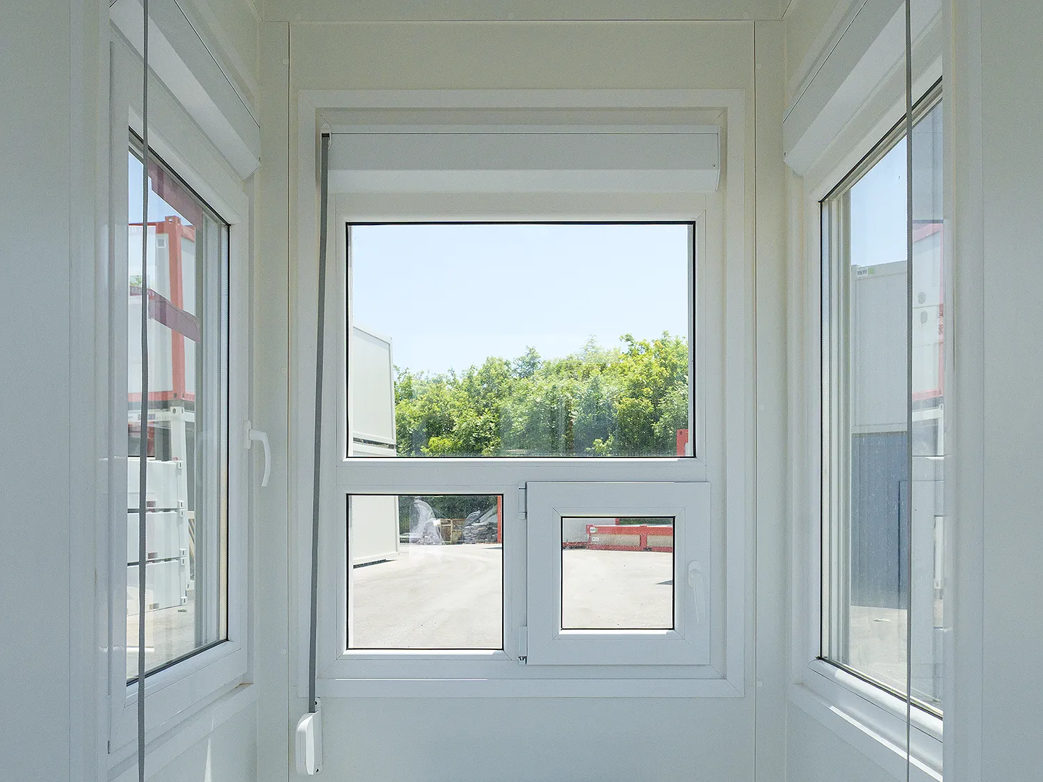 Innenansicht eines Fensters mit Schiebefenster bzw. Durchreiche des Portiercontainers.