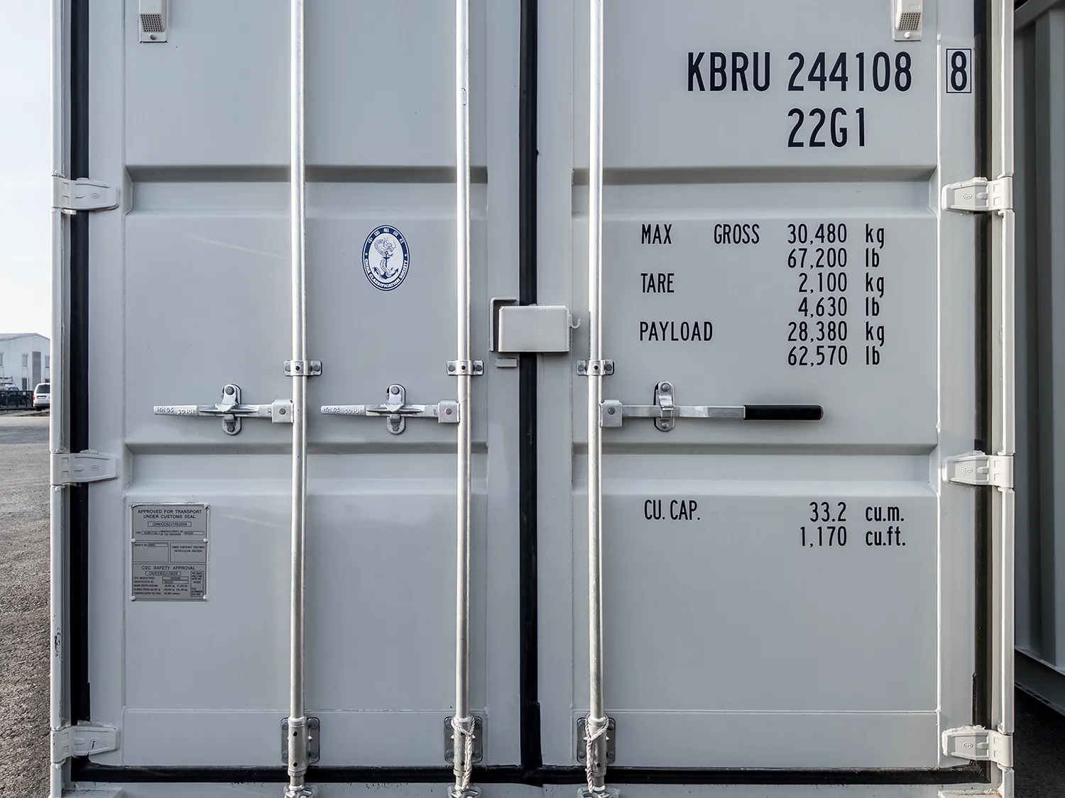 Ansicht der Easy-Open Verschlussmechanik bei einem 20-Fuß Schiffs- bzw. Seecontainer in RAL 7035 Lichtgrau.
