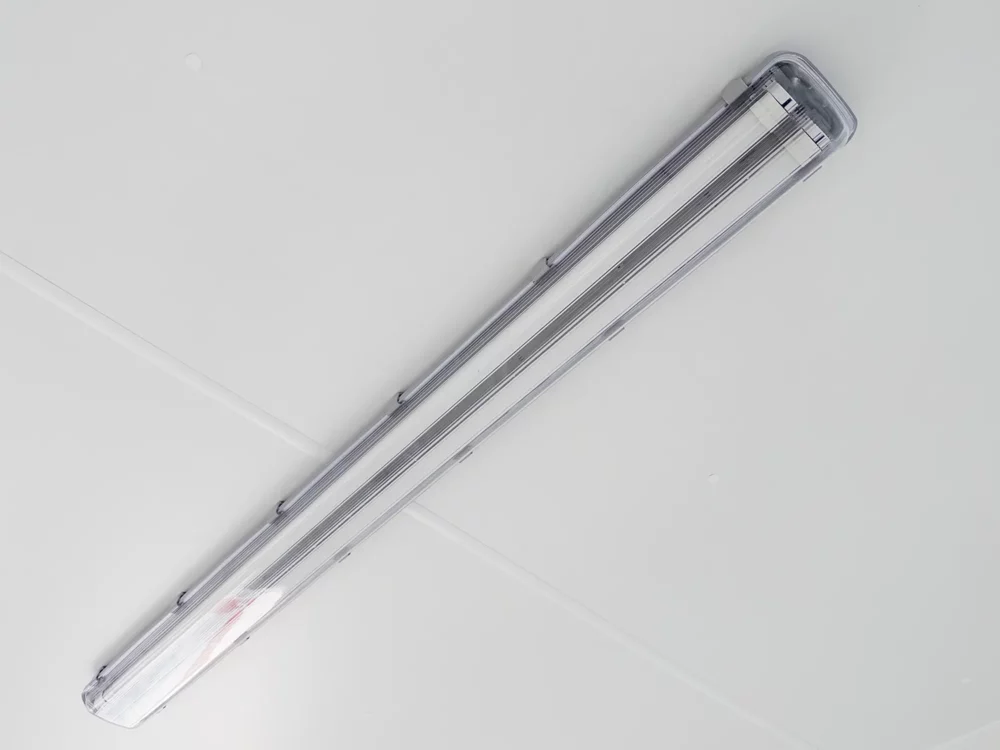 Detailfoto von einer LED-Beleuchtung an der weißen Decke eines Wohncontainers.